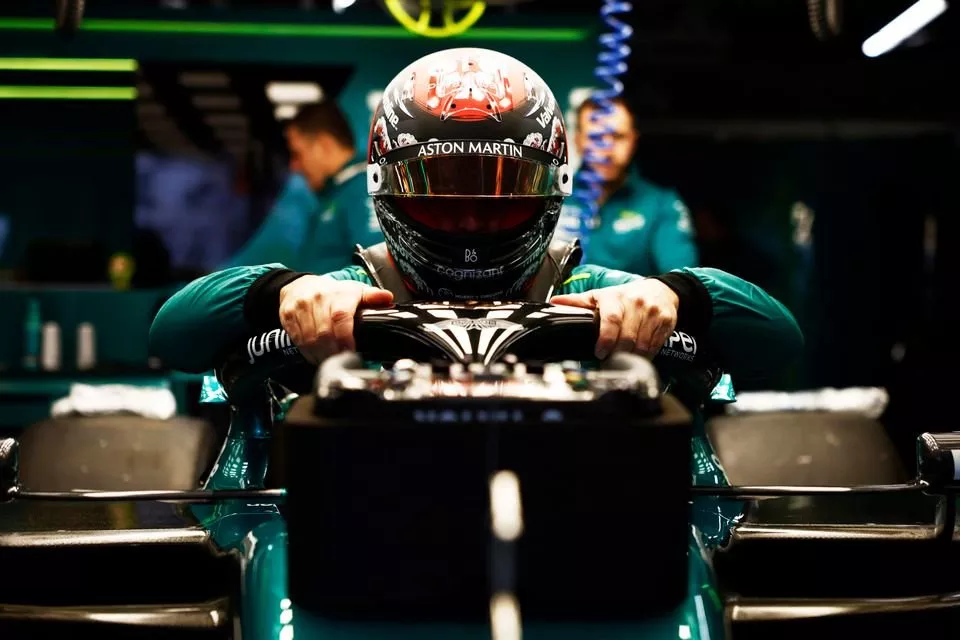 Fernando Alonso, Aston Martin F1 Team, monte dans sa voiture en EL1