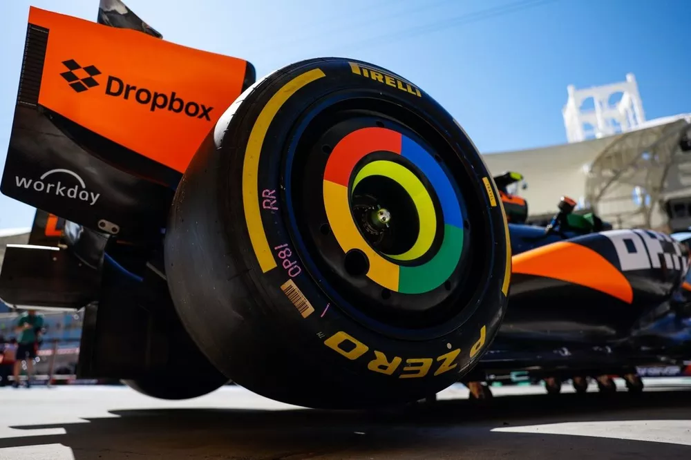 Dettaglio pneumatici e ruote Pirelli su una McLaren MCL38