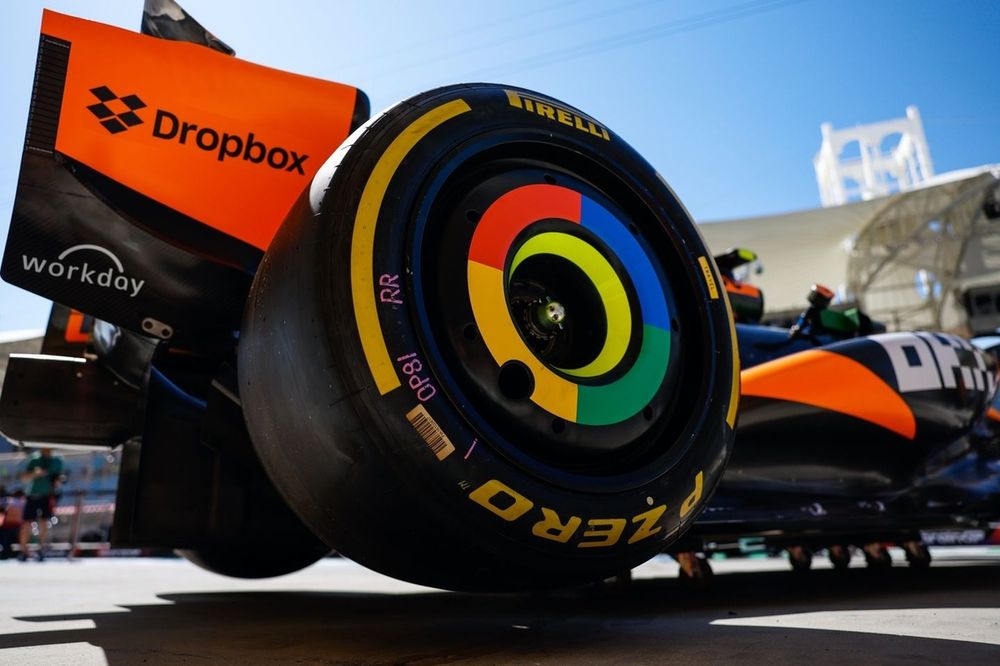 Detalle de neumáticos y llantas Pirelli en un McLaren MCL38