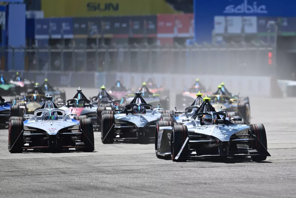 Arrancada Nick Cassidy, Jaguar TCS Racing, Jaguar I-TYPE 6, Jake Dennis, Andretti Global, Porsche 99X Electric Gen3, Norman