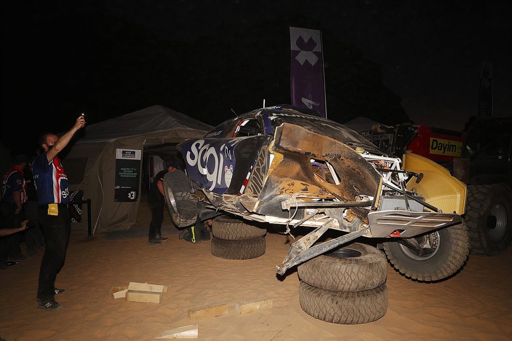 Repairs are made to the Sara Price, Segi TV Chip Ganassi Racing, crash