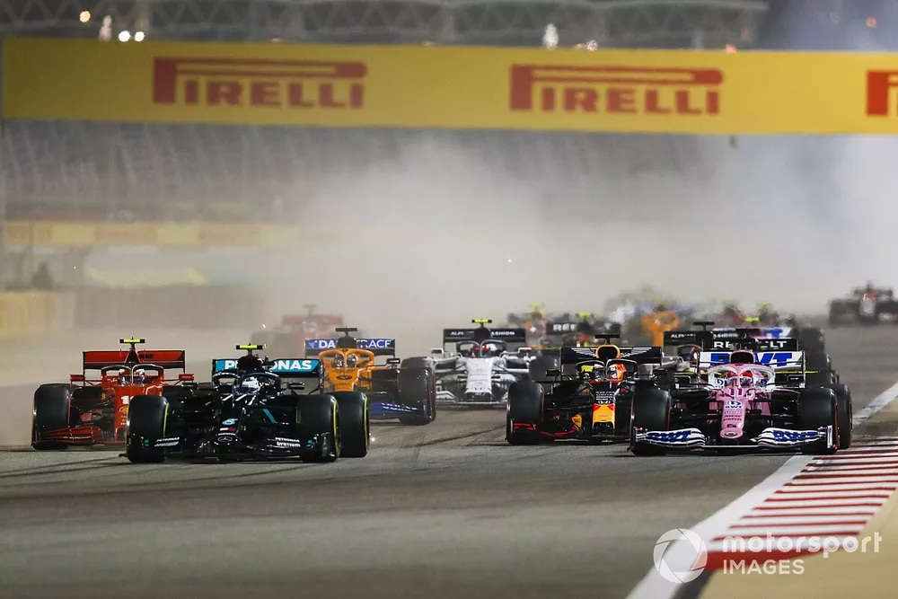 Valtteri Bottas, Mercedes F1 W11, Sergio Perez, Racing Point RP20, Charles Leclerc, Ferrari SF1000, Max Verstappen, Red Bull Racing RB16, et le reste des monoplaces au d&eacute;part