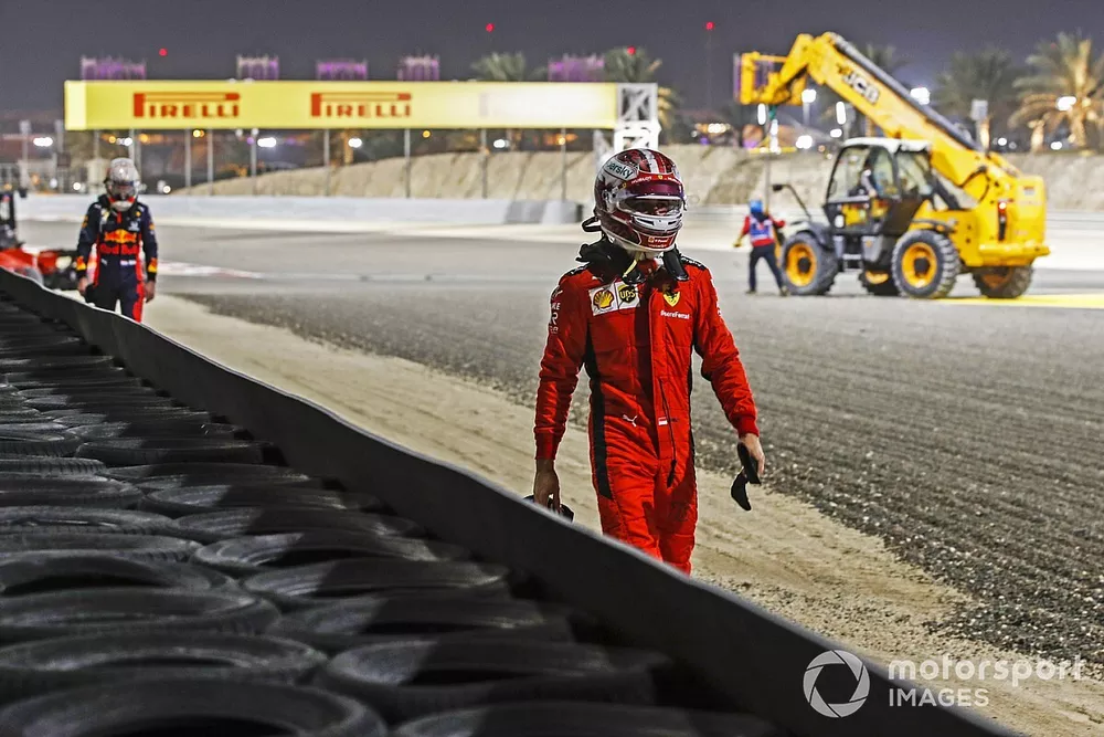 Charles Leclerc, Ferrari, quitte sa monoplace apr&egrave;s son abandon