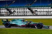 Vettel no cree que Mercedes juegue sucio si les superan