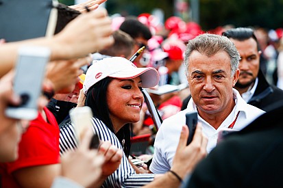 Alesi szerint Vettel nem amiatt hibázik, mert gyenge lenne