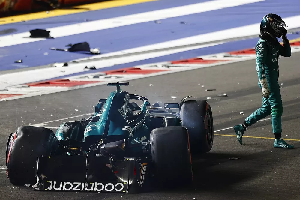 Lance Stroll, Aston Martin AMR23, loopt weg van zijn zwaar beschadigde auto na een crash aan het einde van Q1