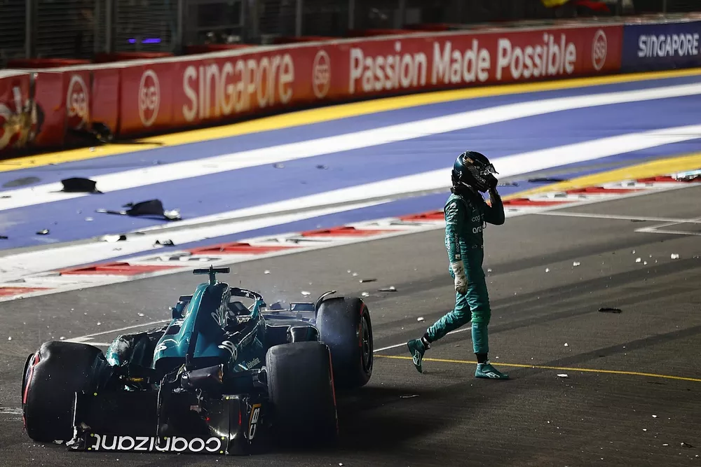 Lance Stroll, Aston Martin AMR23, se aleja de su coche gravemente da&ntilde;ado tras un accidente al final de la Q1.