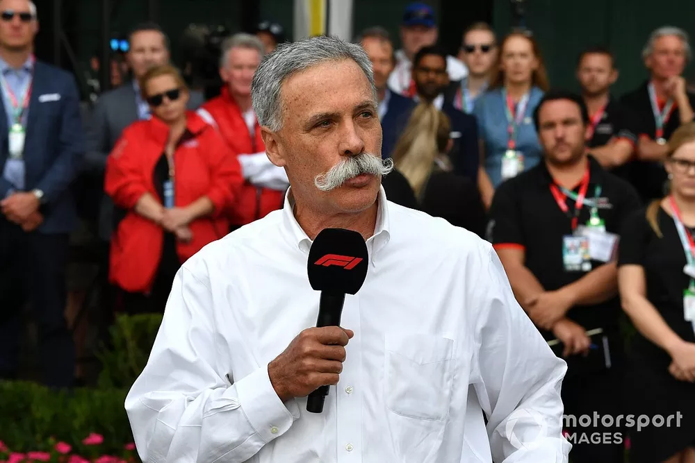 Chase Carey, PDG de la Formule 1, parle &agrave; la presse