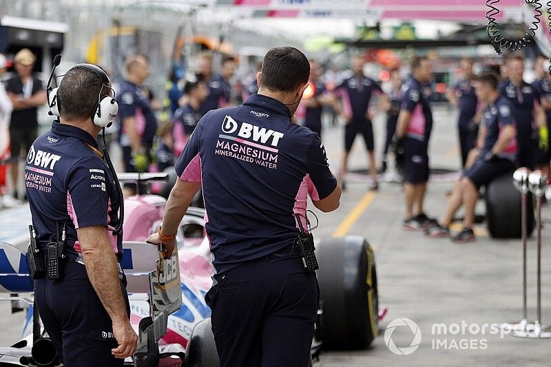 Los mecánicos de Racing Point en el pitlane