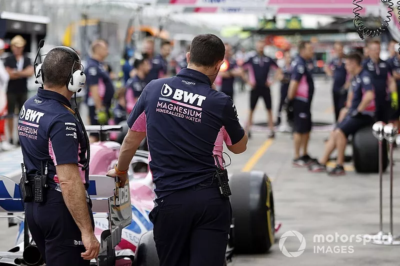 Los mec&aacute;nicos de Racing Point en el pitlane