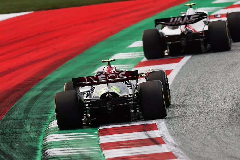 Mick Schumacher, Haas VF-22, Lewis Hamilton, Mercedes W13