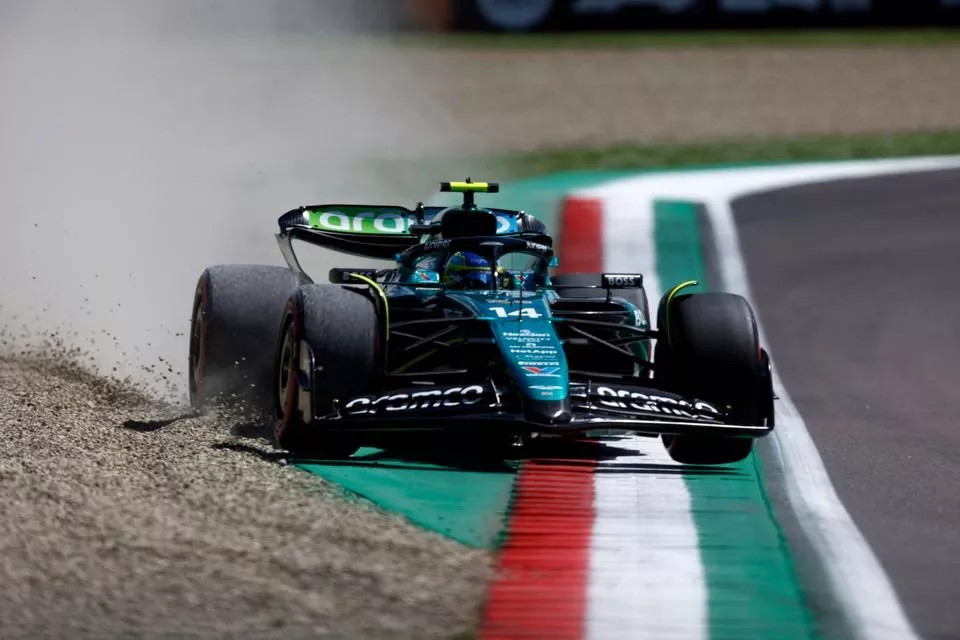 Fernando Alonso, Aston Martin AMR24, s0bre la grava