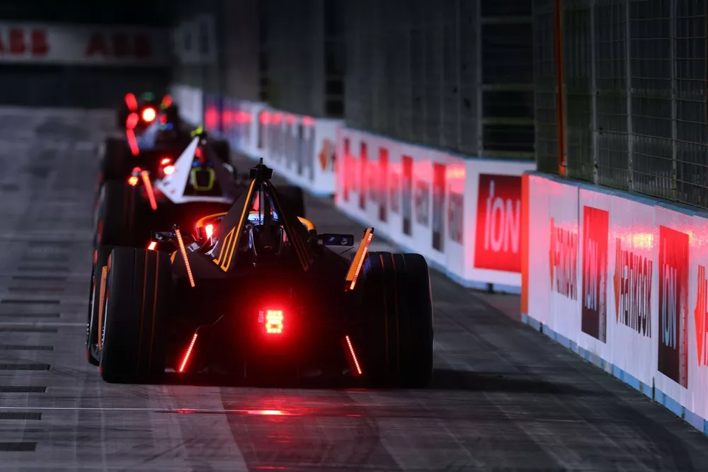 Jake Hughes, McLaren, e-4ORCE 04