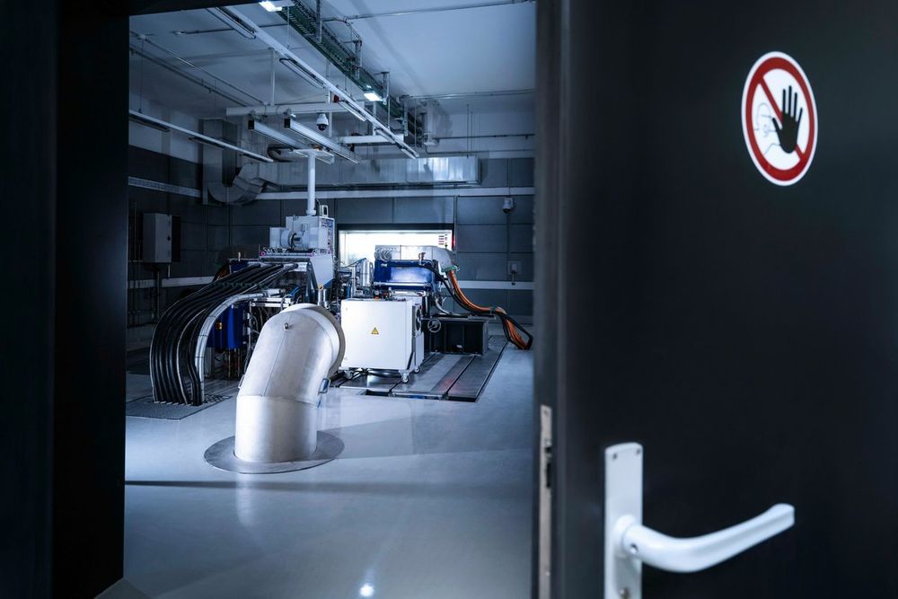 Keyhole view into one of the test benches at the Audi Neuburg facility