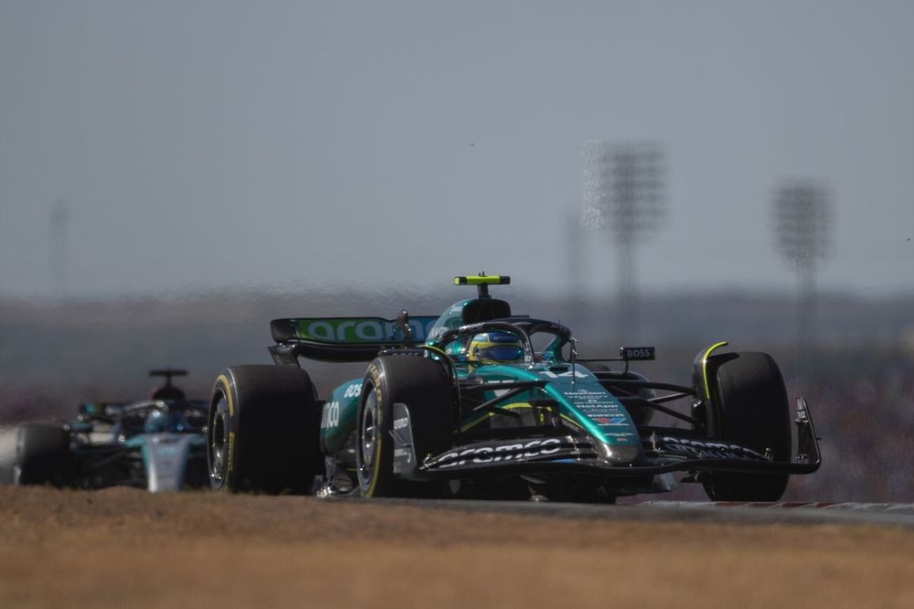 Fernando Alonso, Aston Martin AMR24, George Russell, Mercedes F1 W15