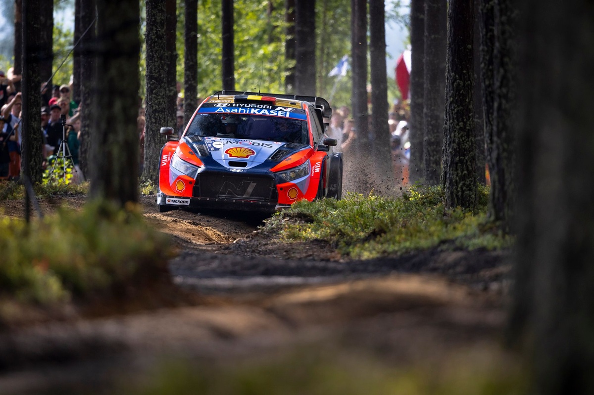 WRC | Rally Finlandia, PS13-14: guai ai freni per Neuville. Fourmaux si avvicina