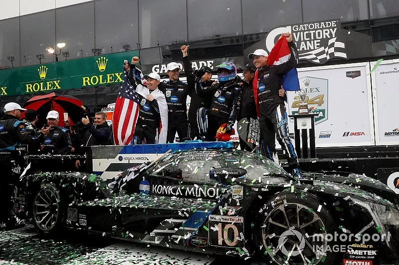 #10 Wayne Taylor Racing Cadillac DPi: Renger Van Der Zande, Jordan Taylor, Fernando Alonso, Kamui Kobayashi, victory celebration, podium