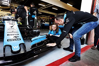 Kubica egy vak kislányt vezetett be az F1 kulisszái mögé