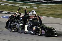 Kyle Larson termin&oacute; "feliz" por ayudar al triunfo de Kurt Busch