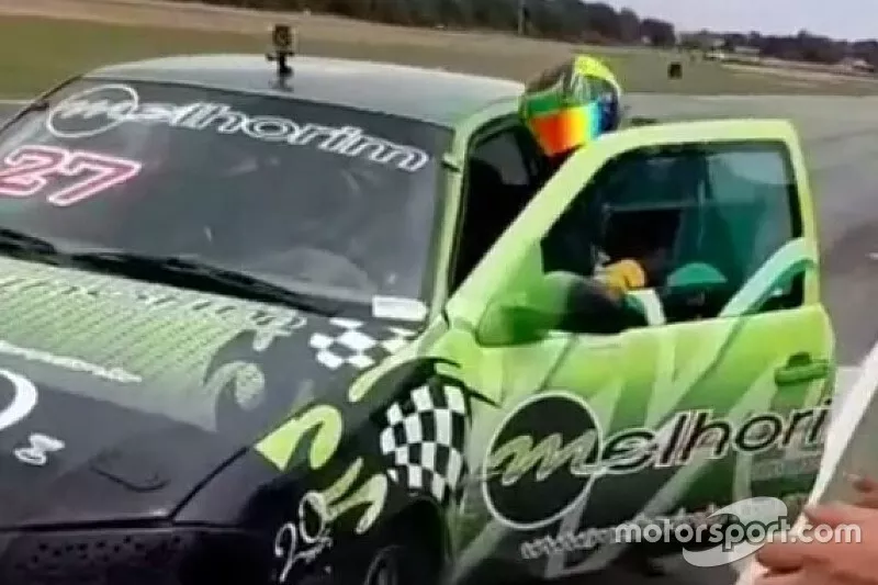 Eder Melhorim empurra carro at&eacute; a linha de chegada
