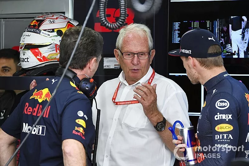 Christian Horner, Team Principal, Red Bull Racing, Helmut Marko, Consultant, Red Bull Racing, et Max Verstappen, Red Bull Racing, dans le garage