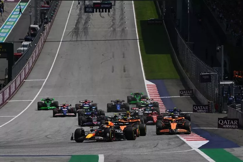 Max Verstappen, Red Bull Racing RB20, Lando Norris, McLaren MCL38, Oscar Piastri, McLaren MCL38, the rest of the field at the start of the Sprint