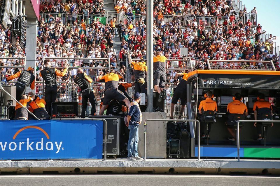 McLaren celebra la victoria de Oscar Piastri en Bakú