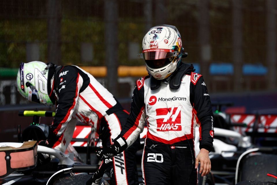 Nico Hulkenberg, Kevin Magnussen, Haas F1 Team, llegan al Parc Ferme