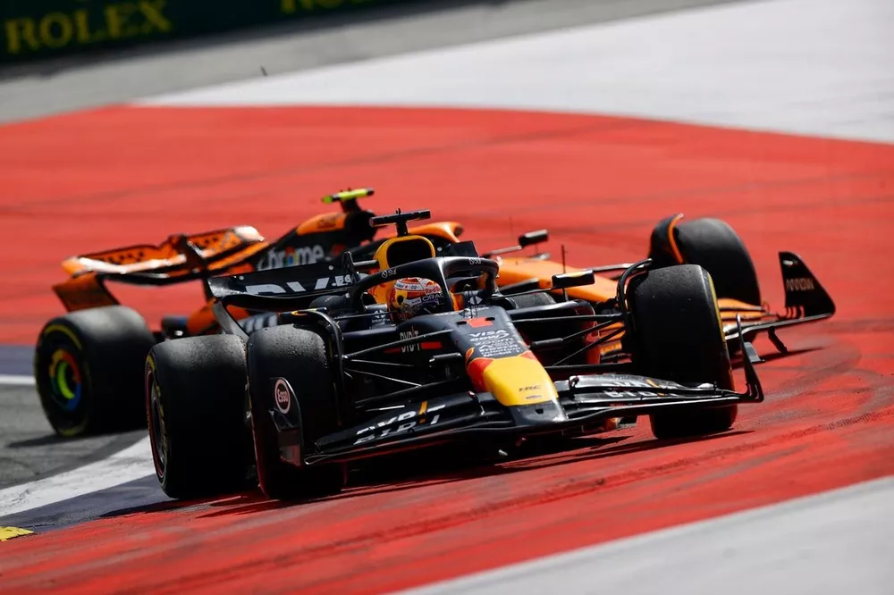 Max Verstappen, Red Bull Racing RB20, Lando Norris, McLaren MCL38, &agrave; la lutte pour la t&ecirc;te de la course