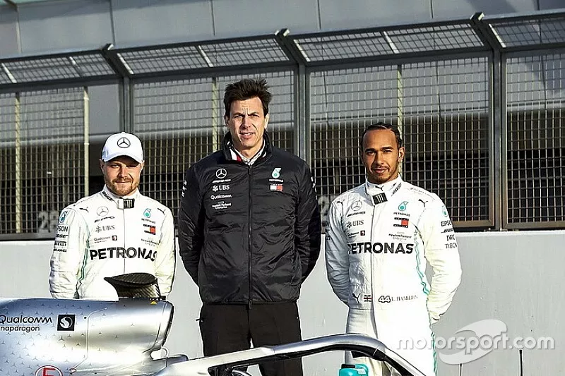Valtteri Bottas, Toto Wolff, Lewis  Hamilton avec la 
Mercedes AMG F1 W10