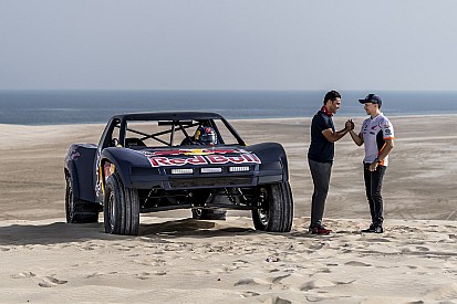 Vídeo: Al Attiyah le hace pasar un mal rato a Lorenzo en las dunas de Qatar