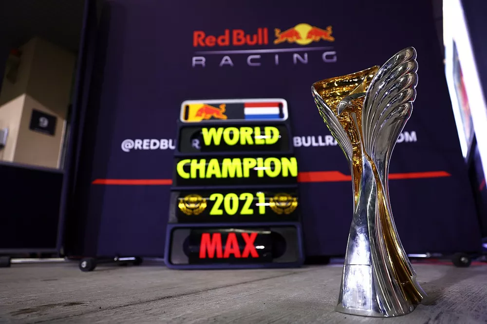 De trofee van de racewinnaars is afgebeeld voor het pitbord van 2021 F1-wereldkampioen Max Verstappen, Red Bull Racing 