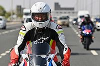 Cafu 'pilota' moto até estádio da final da Copa com astros da MotoGP