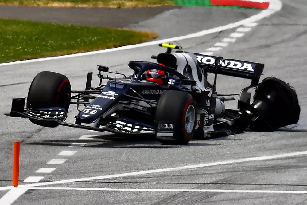 Pierre Gasly, AlphaTauri AT02, rejoint son stand avec une crevaison