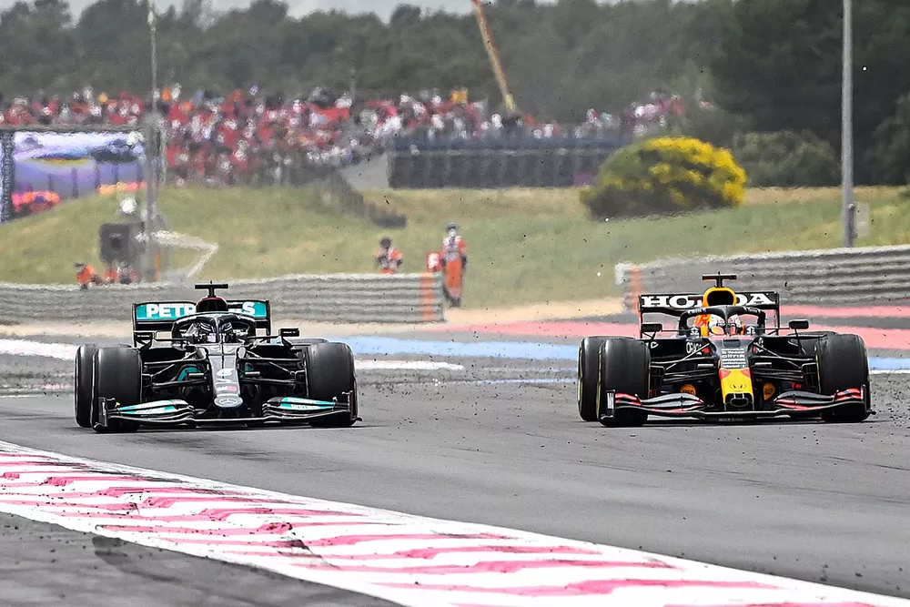 Max Verstappen, Red Bull Racing RB16B d&eacute;passe Lewis Hamilton, Mercedes W12 
