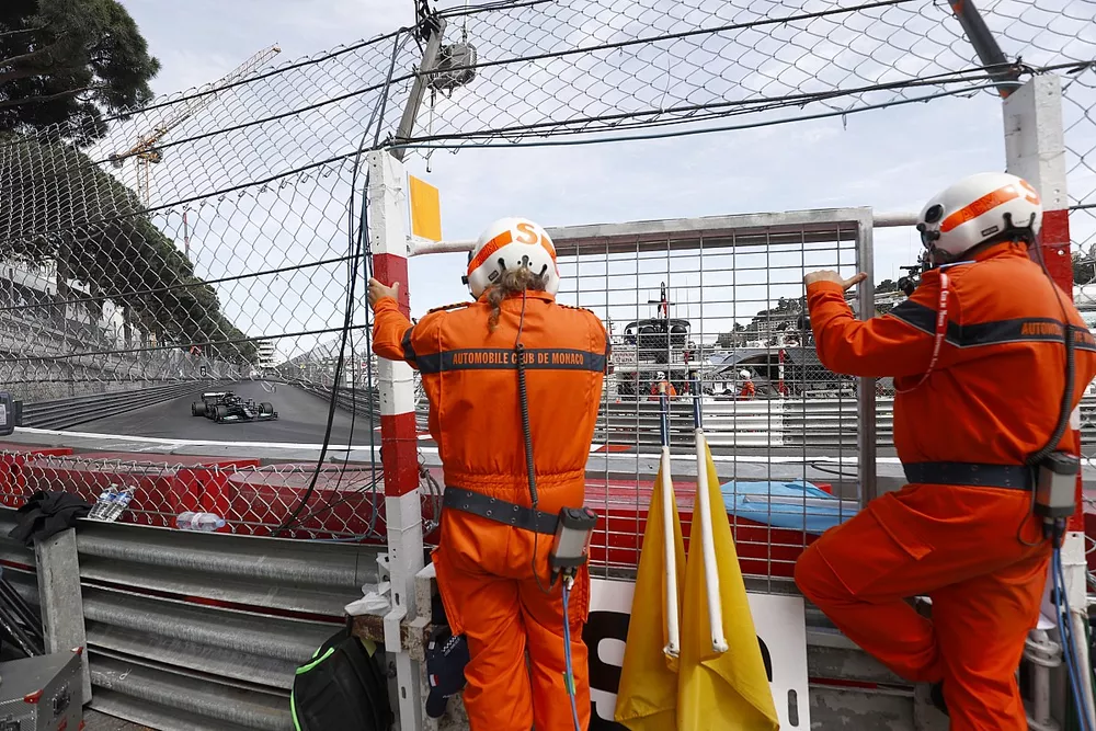 Oficiales de pista ven a Lewis Hamilton, Mercedes W12, pasar