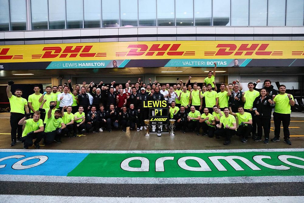 Valtteri Bottas, Mercedes, el ganador Lewis Hamilton, Mercedes, y el equipo Mercedes celebran las 100 victorias de Hamilton en F1