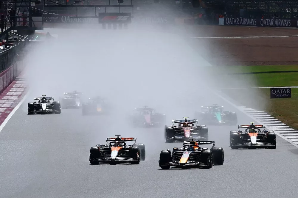 Max Verstappen, Red Bull Racing lidera en la salida