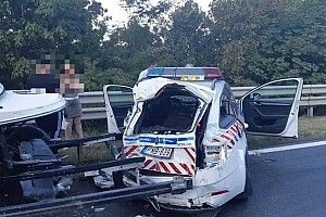 Megsemmisült egy rendőrautó hátulja az M3-ason történt karambolban, mentőhelikopter is érkezett
