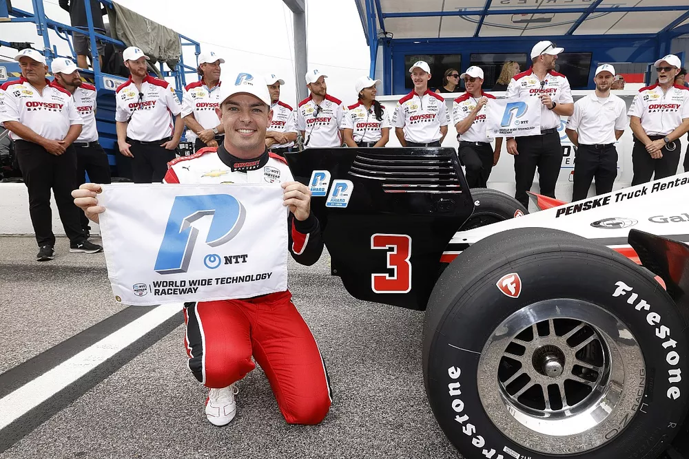 Pole sitter Scott McLaughlin, Team Penske Chevrolet