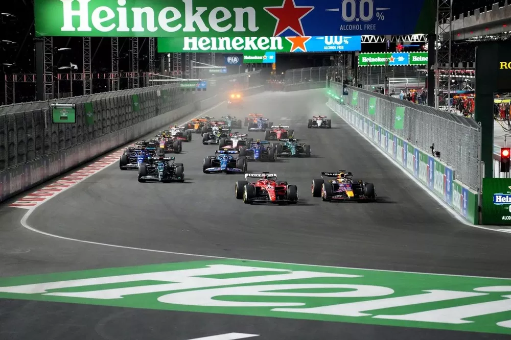 Charles Leclerc, Ferrari SF-23, &agrave; la lutte avec Max Verstappen, Red Bull Racing RB19, devant George Russell, Mercedes F1 W14, Pierre Gasly, Alpine A523, Alex Albon, Williams FW45, Logan Sargeant, Williams FW45, et le reste du peloton au d&eacute;part