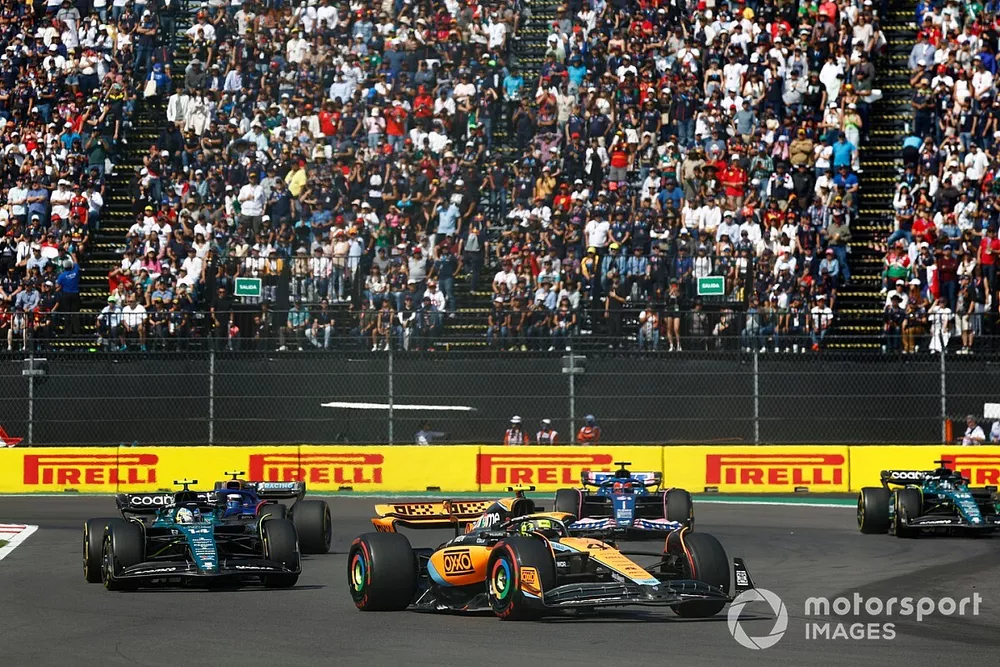 Lando Norris, McLaren MCL60 Fernando Alonso, Aston Martin AMR23 
