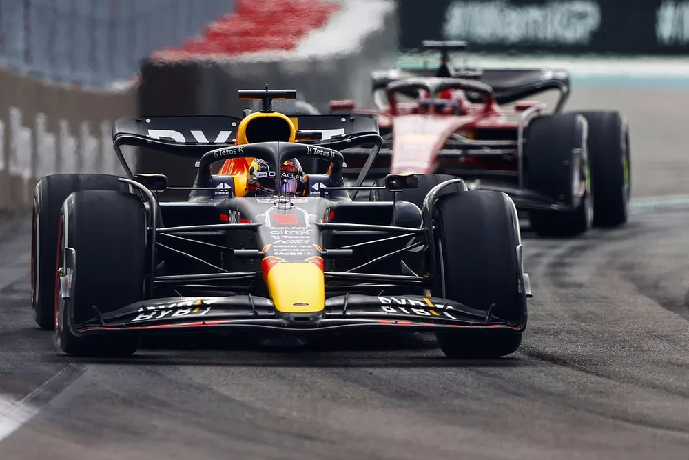 Max Verstappen, Red Bull Racing RB18, Charles Leclerc, Ferrari F1-75
