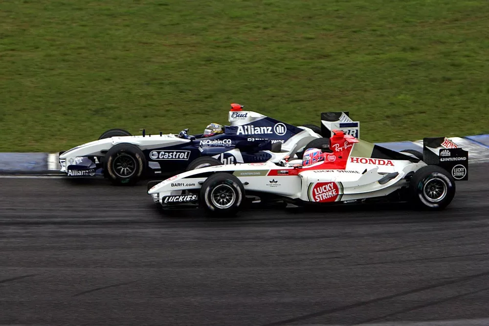 Juan Pablo Montoya, Williams BMW FW26 and Jenson Button, BAR Honda 006 battle for position