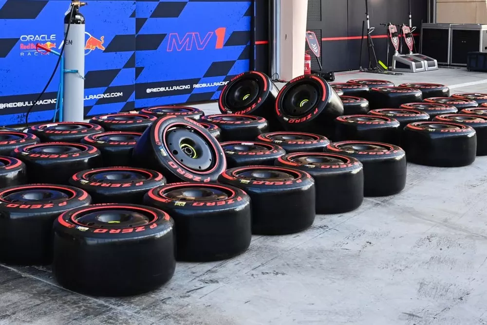 Pneumatici Pirelli all'esterno del garage Red Bull nella corsia dei box