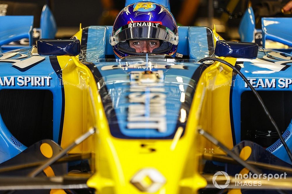 Fernando Alonso pilota el Renault R25 con el que gan&oacute; el mundial de F1 en 2005