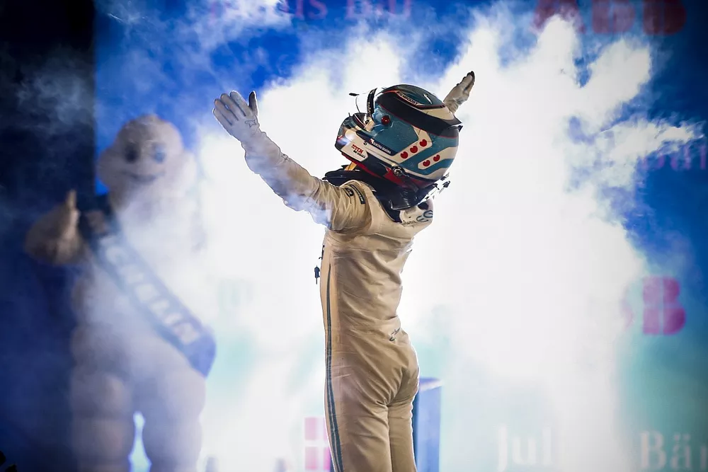 Racewinnaar Nyck de Vries, Mercedes Benz EQ viert de overwinning in parc ferm&eacute;