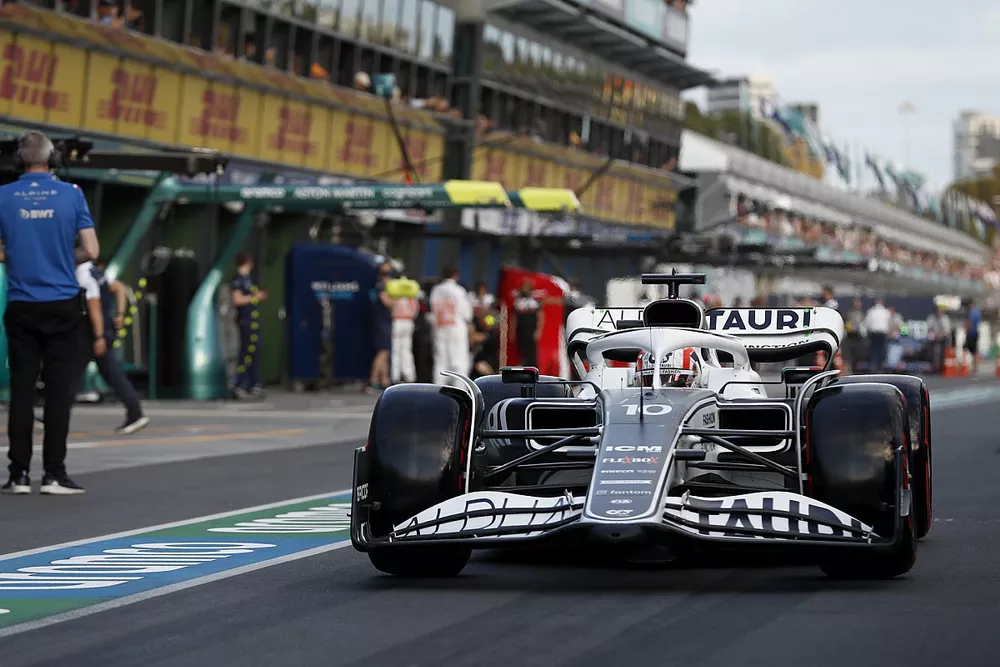 Pierre Gasly, AlphaTauri AT03, dans la voie des stands