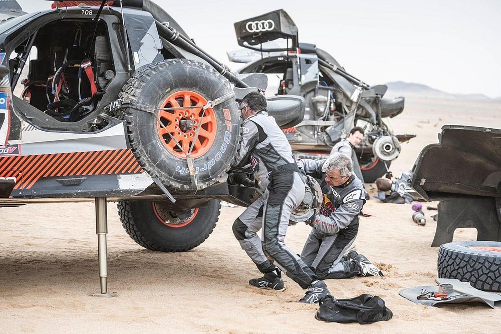 Carlos Sainz ayuda a reparar el Audi de su compañero Mattias Ekstrom en la etapa 7 del Dakar 2023