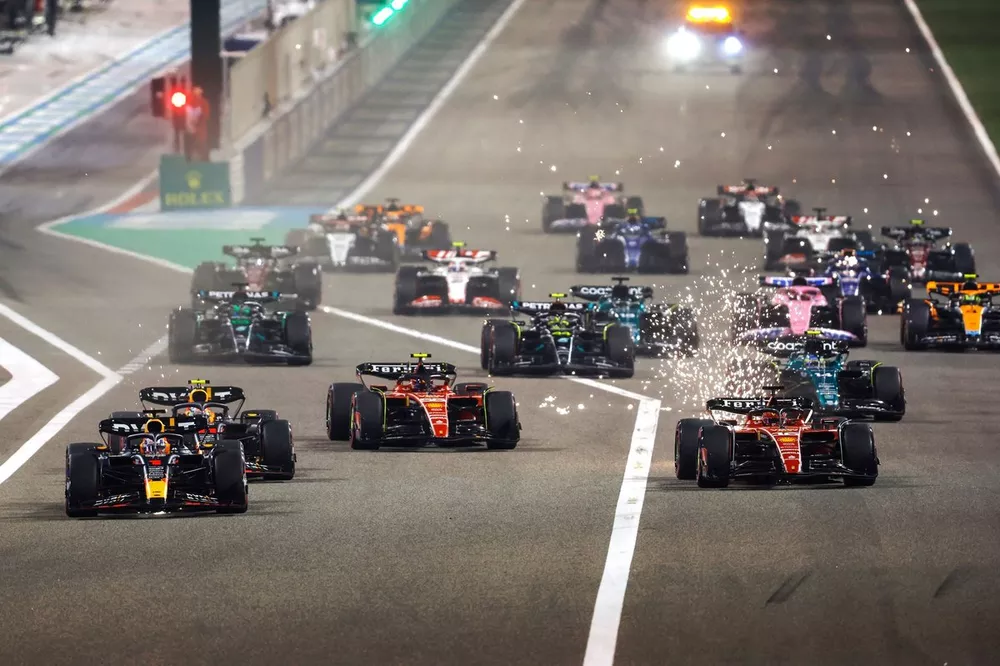 Max Verstappen, Red Bull Racing RB19, Charles Leclerc, Ferrari SF-23, Carlos Sainz, Ferrari SF-23, Sergio Perez, Red Bull Racing RB19, the rest of the field at the start